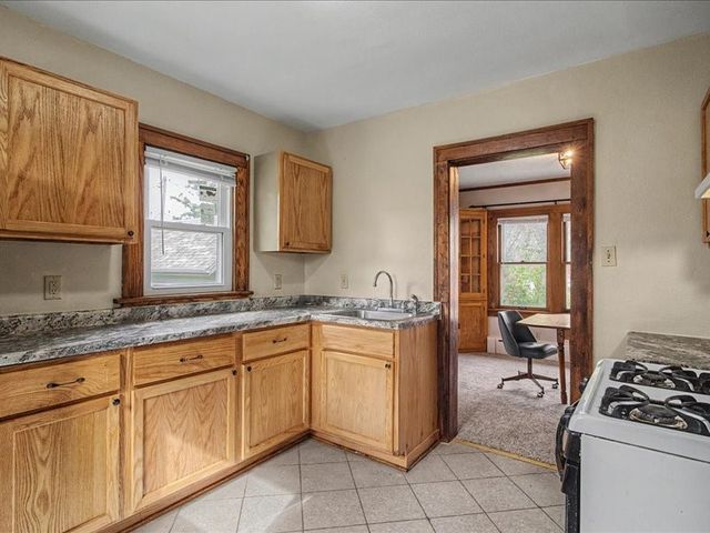 1230 30th St NE, Cedar Rapids, IA 52403