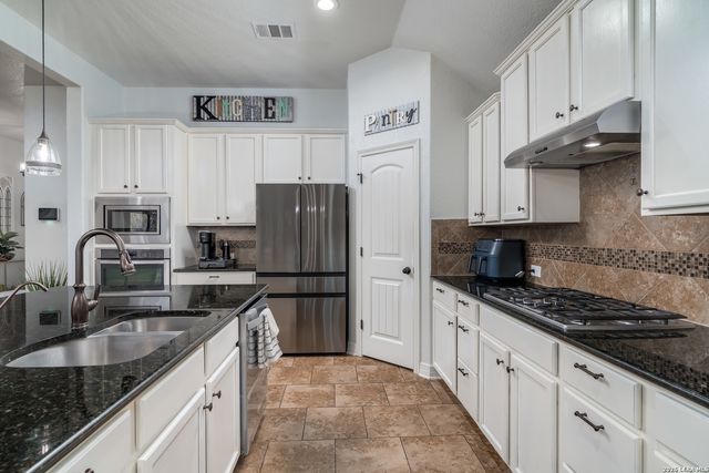 11331 Massive Mt, Helotes, TX 78023