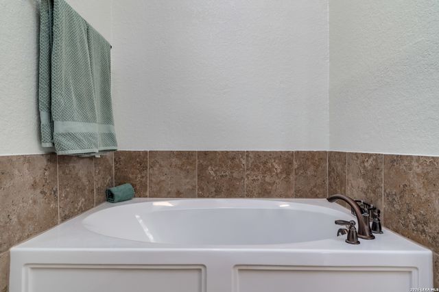 11331 Massive Mt, Helotes, TX 78023