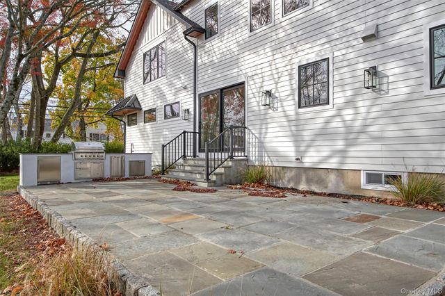 2 Myrtledale Road, Scarsdale, NY 10583