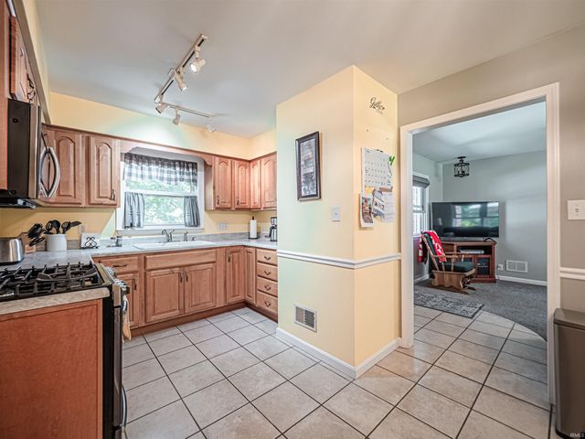 8103 Pine Creek Drive, Evansville, IN 47710