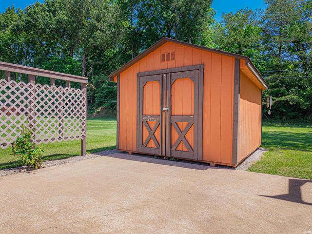 8103 Pine Creek Drive, Evansville, IN 47710