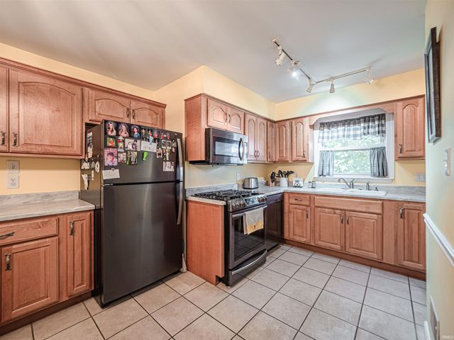 8103 Pine Creek Drive, Evansville, IN 47710