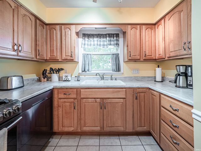8103 Pine Creek Drive, Evansville, IN 47710