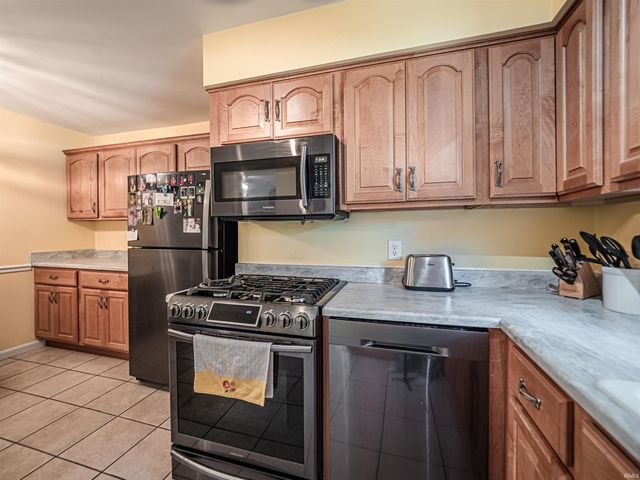 8103 Pine Creek Drive, Evansville, IN 47710
