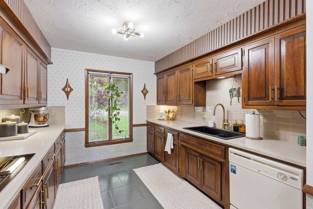 2860 S Chambery Avenue, Springfield, MO 65804