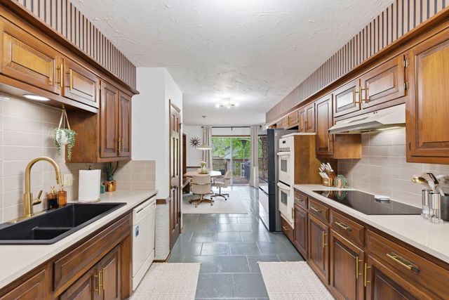 2860 S Chambery Avenue, Springfield, MO 65804