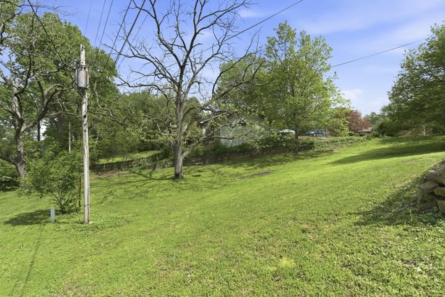 2860 S Chambery Avenue, Springfield, MO 65804