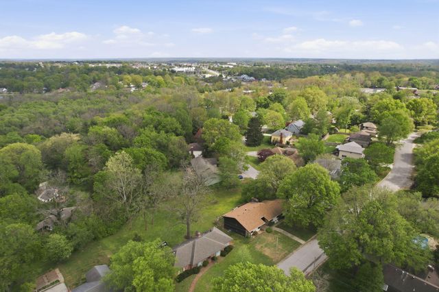 2860 S Chambery Avenue, Springfield, MO 65804