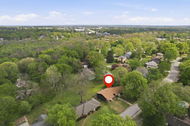 2860 S Chambery Avenue, Springfield, MO 65804