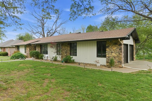 2860 S Chambery Avenue, Springfield, MO 65804