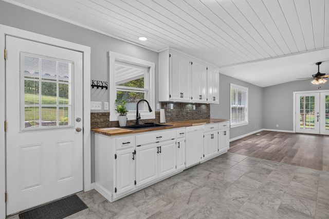 13 Old Lincoln Rd, Fayetteville, TN 37334