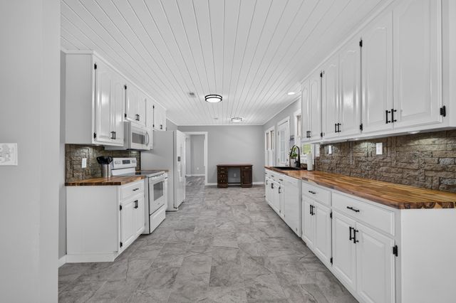 13 Old Lincoln Rd, Fayetteville, TN 37334