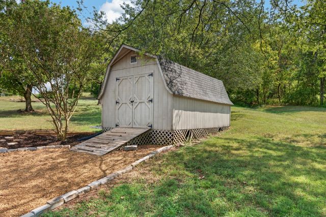 13 Old Lincoln Rd, Fayetteville, TN 37334