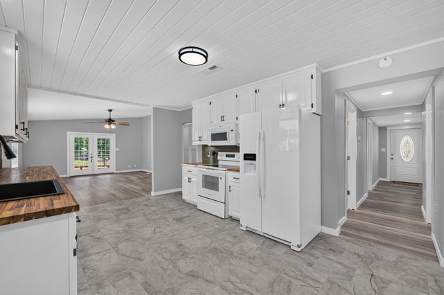 13 Old Lincoln Rd, Fayetteville, TN 37334