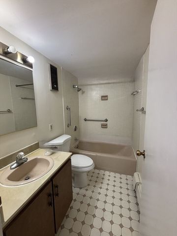 60 Longwood Ave 408, Brookline, MA 02446