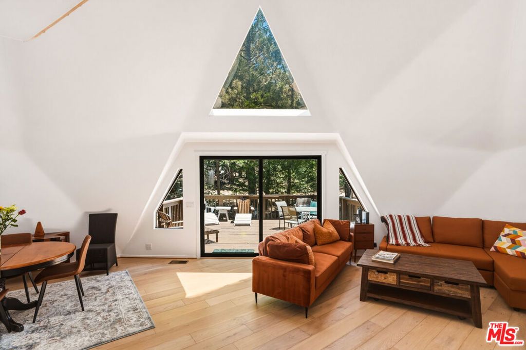 Image 4 of property listing at 55000 Daryll Road, Idyllwild, CA 92549