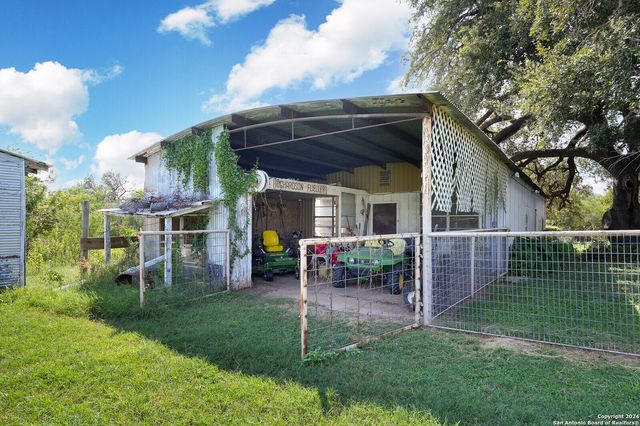 1520 COUNTY ROAD 223, Floresville, TX 78114