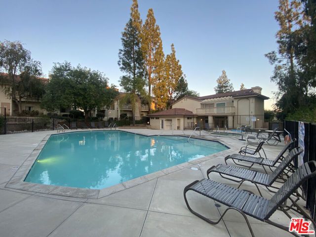 675 Oak Run Trail TL301, Oak Park, CA 91377