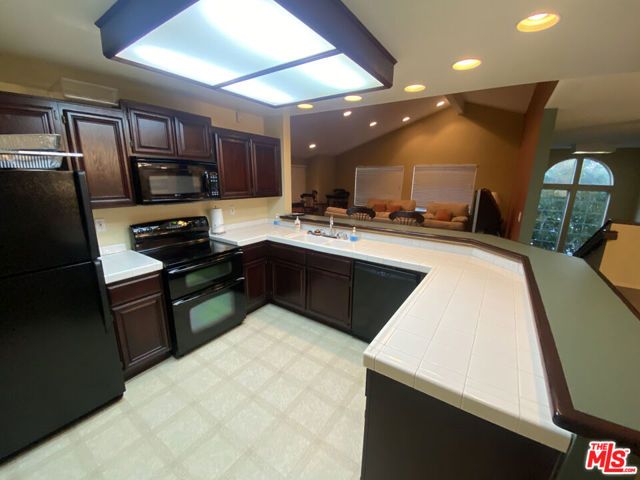 675 Oak Run Trail TL301, Oak Park, CA 91377