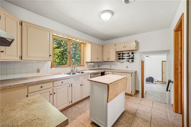 7085 Sunnydell Drive, Brookfield, OH 44403