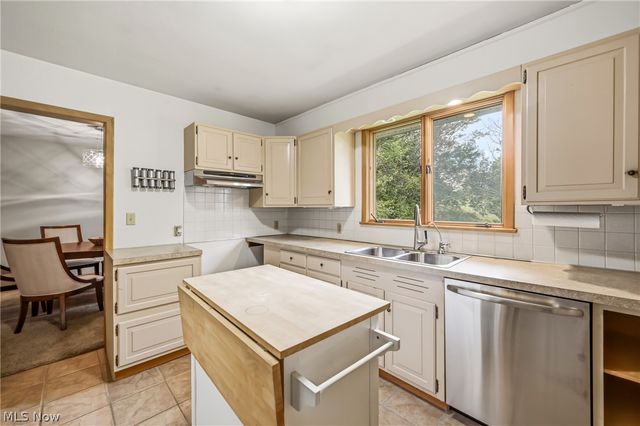 7085 Sunnydell Drive, Brookfield, OH 44403