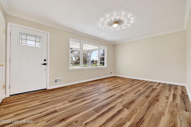 5610 Pine Tree Dr, Louisville, KY 40219