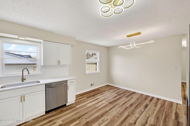 5610 Pine Tree Dr, Louisville, KY 40219