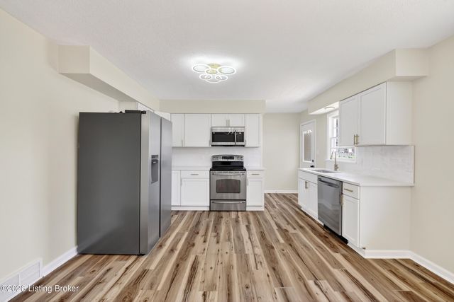 5610 Pine Tree Dr, Louisville, KY 40219