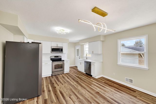 5610 Pine Tree Dr, Louisville, KY 40219