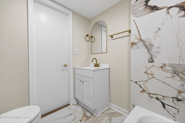 5610 Pine Tree Dr, Louisville, KY 40219