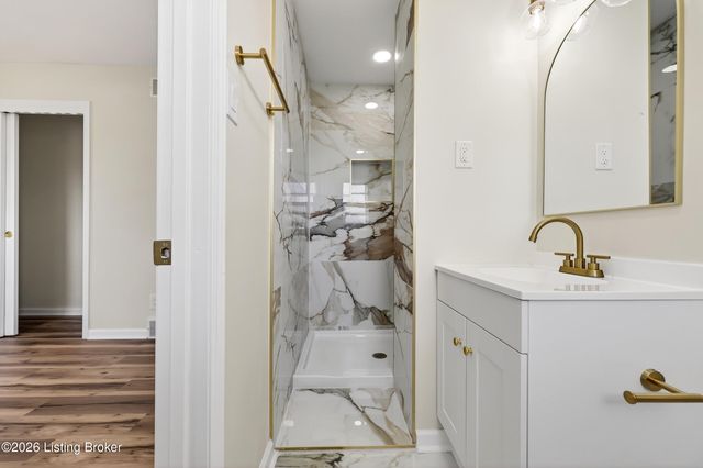 5610 Pine Tree Dr, Louisville, KY 40219