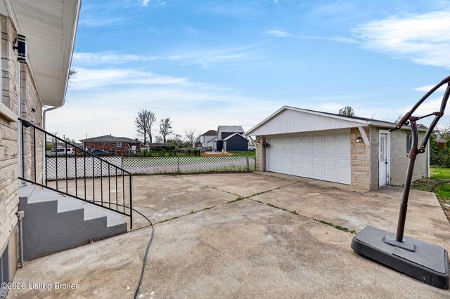 5610 Pine Tree Dr, Louisville, KY 40219