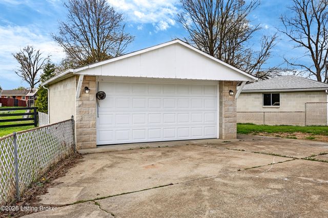 5610 Pine Tree Dr, Louisville, KY 40219