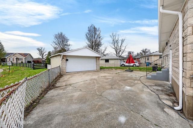 5610 Pine Tree Dr, Louisville, KY 40219