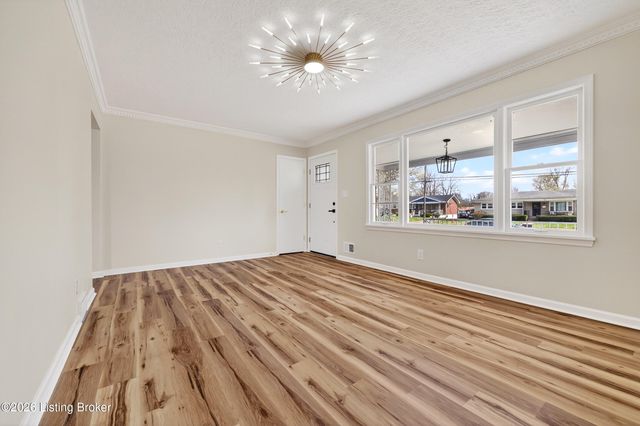 5610 Pine Tree Dr, Louisville, KY 40219