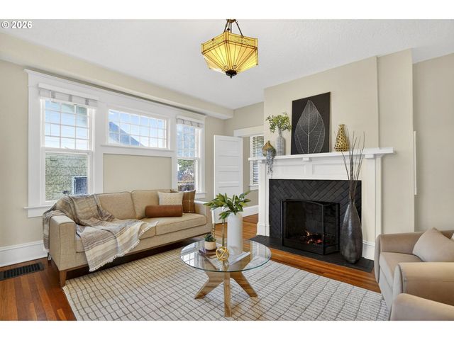 3234 Se CESAR E CHAVEZ Blvd, Portland, OR 97202