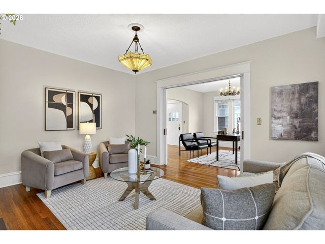 3234 Se CESAR E CHAVEZ Blvd, Portland, OR 97202