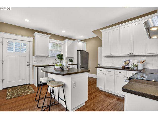 3234 Se CESAR E CHAVEZ Blvd, Portland, OR 97202