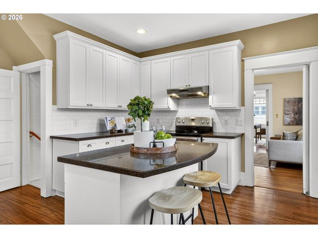 3234 Se CESAR E CHAVEZ Blvd, Portland, OR 97202