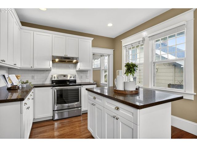 3234 Se CESAR E CHAVEZ Blvd, Portland, OR 97202