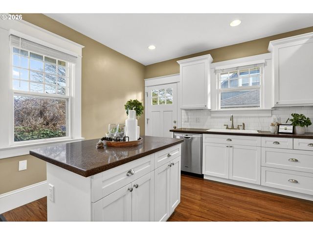 3234 Se CESAR E CHAVEZ Blvd, Portland, OR 97202