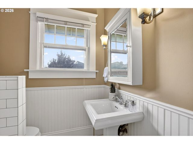 3234 Se CESAR E CHAVEZ Blvd, Portland, OR 97202