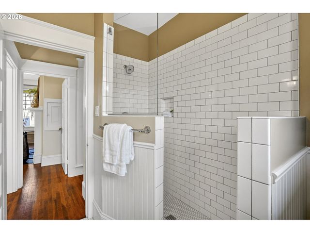 3234 Se CESAR E CHAVEZ Blvd, Portland, OR 97202