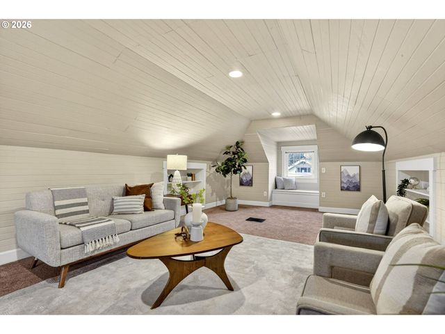 3234 Se CESAR E CHAVEZ Blvd, Portland, OR 97202