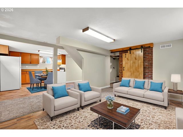 3234 Se CESAR E CHAVEZ Blvd, Portland, OR 97202