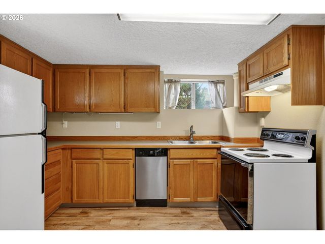 3234 Se CESAR E CHAVEZ Blvd, Portland, OR 97202