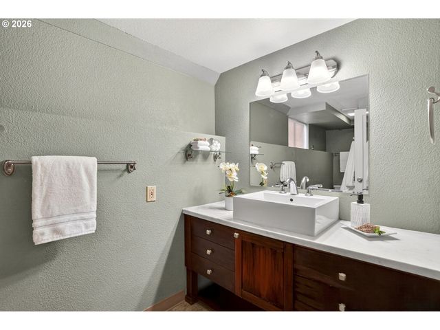 3234 Se CESAR E CHAVEZ Blvd, Portland, OR 97202