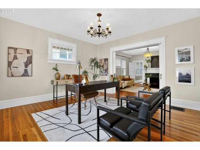 3234 Se CESAR E CHAVEZ Blvd, Portland, OR 97202