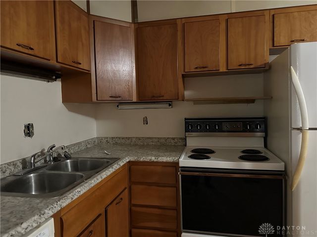 2824 Pinegrove Drive, Dayton, OH 45449